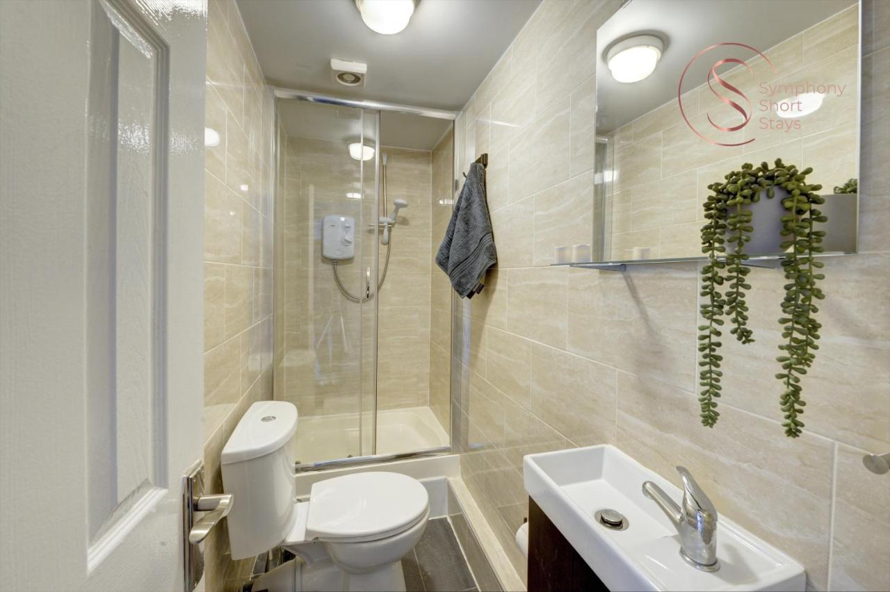 Modern, Stylish Ensuite With Netflix & Parking By Symphony Short Stays Apartment Coventry