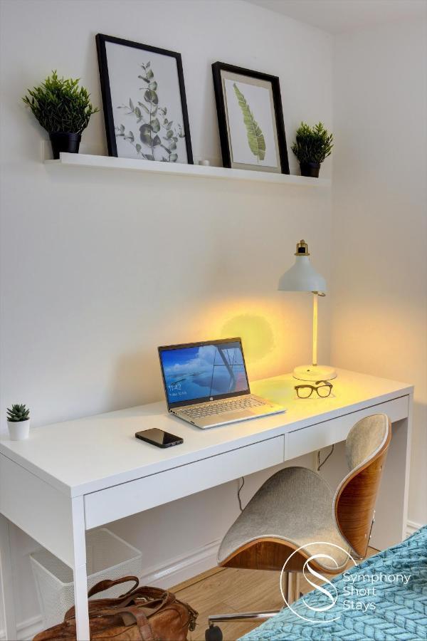 Modern, Stylish Ensuite With Netflix & Parking By Symphony Short Stays Apartment