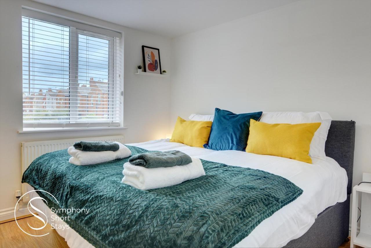 Modern, Stylish Ensuite With Netflix & Parking By Symphony Short Stays Apartment