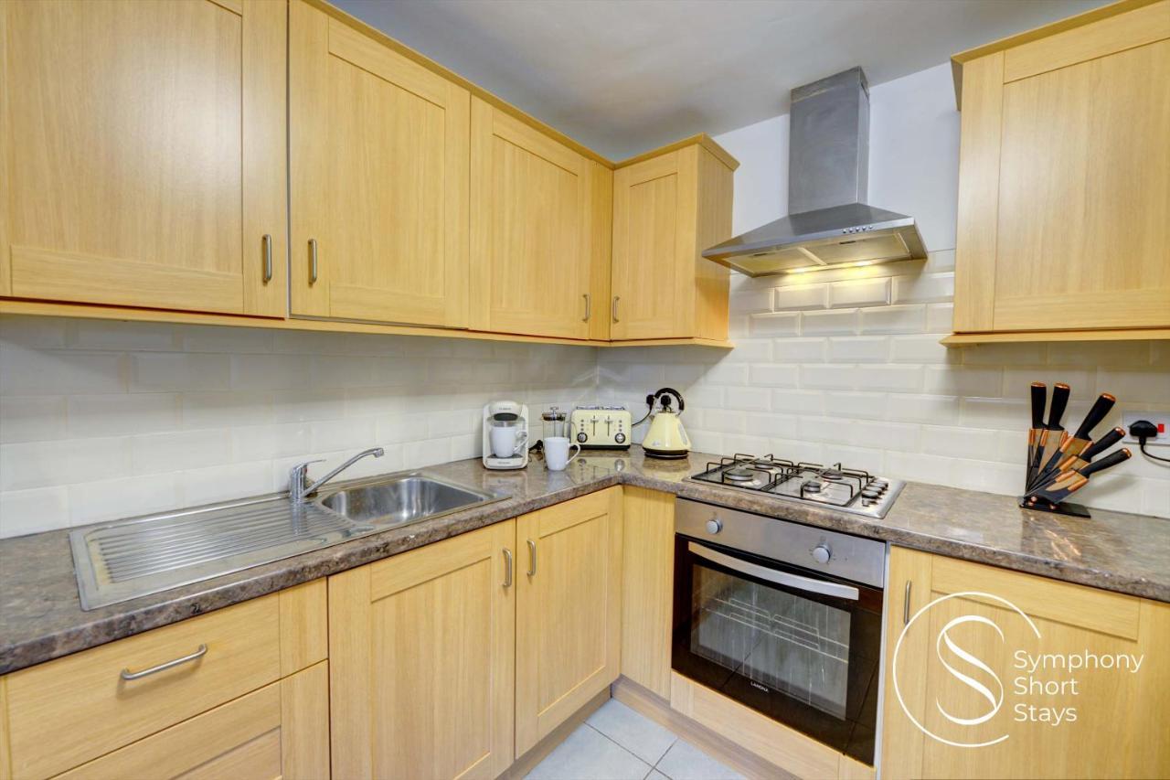 Modern, Stylish Ensuite With Netflix & Parking By Symphony Short Stays Apartment
