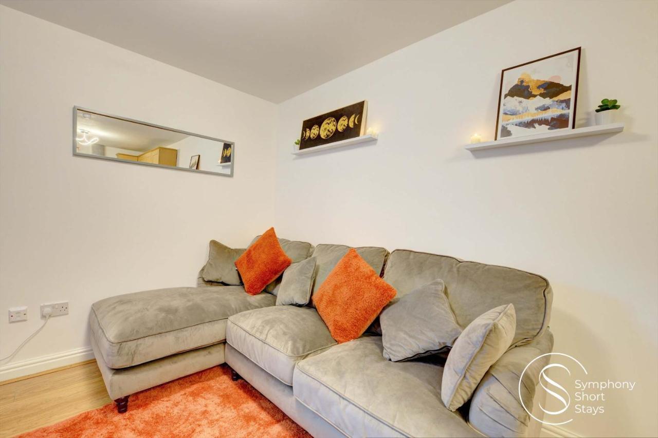 Apartment Modern, Stylish Ensuite With Netflix & Parking By Symphony Short Stays *