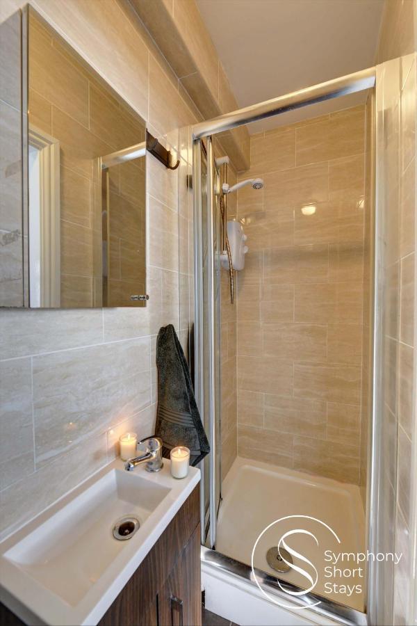 Modern, Stylish Ensuite With Netflix & Parking By Symphony Short Stays Apartment *