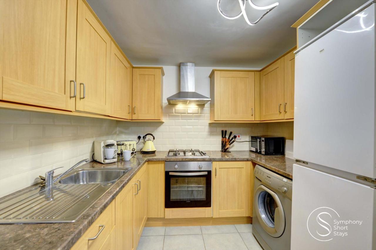 Apartment Modern, Stylish Ensuite With Netflix & Parking By Symphony Short Stays *