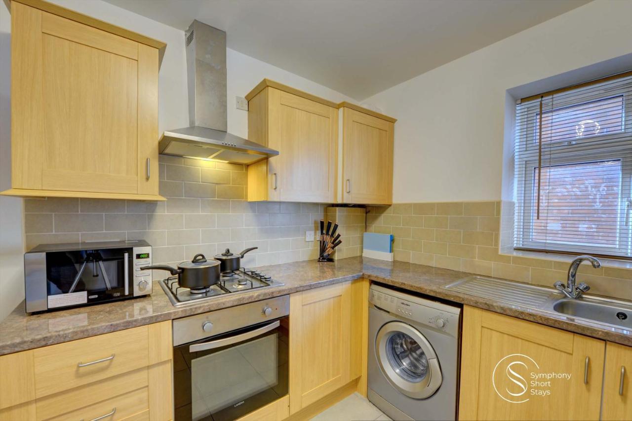 Apartment Modern, Stylish Ensuite With Netflix & Parking By Symphony Short Stays *