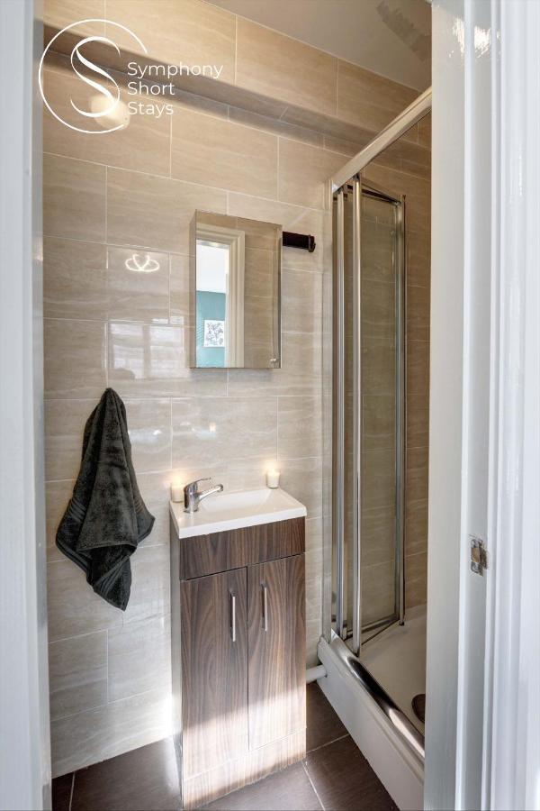 Modern, Stylish Ensuite With Netflix & Parking By Symphony Short Stays Apartment Coventry