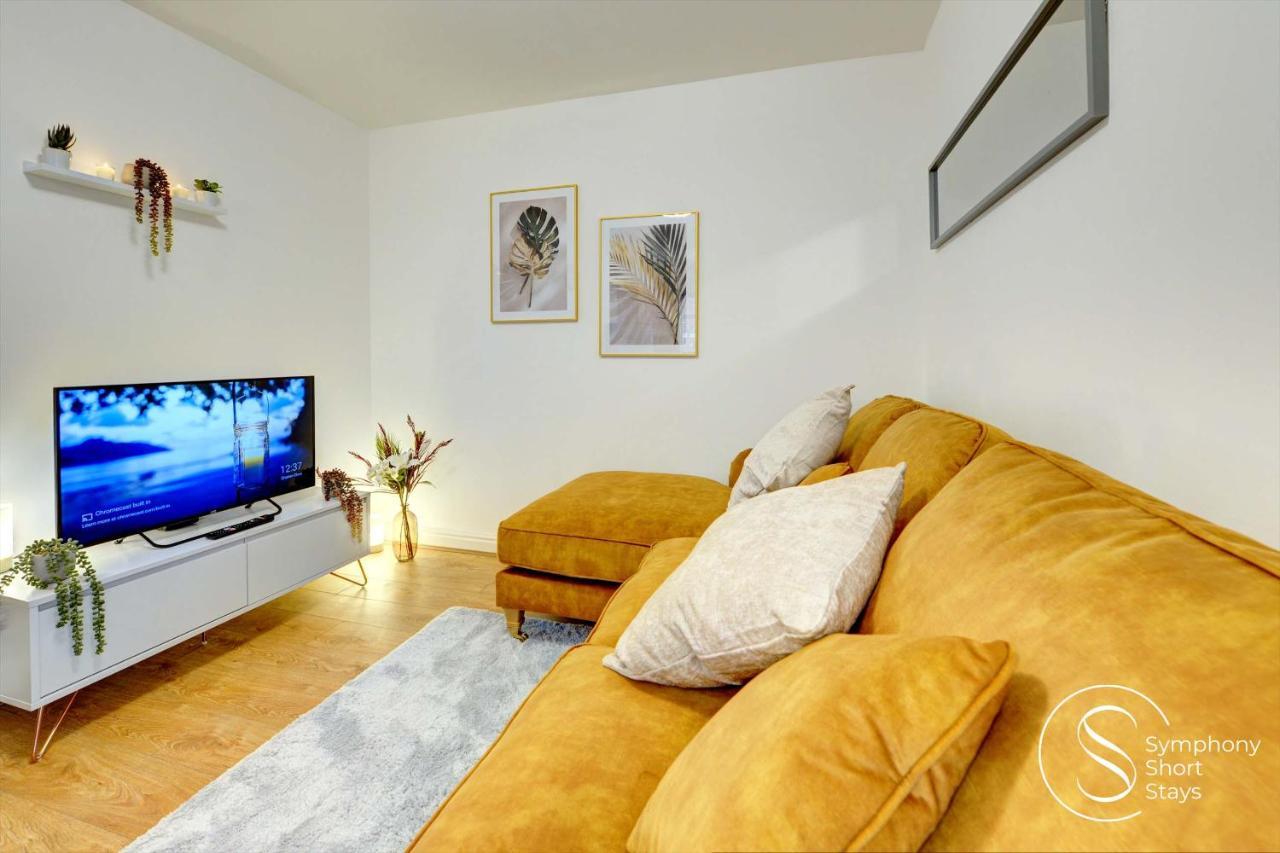 Modern, Stylish Ensuite With Netflix & Parking By Symphony Short Stays Apartment *